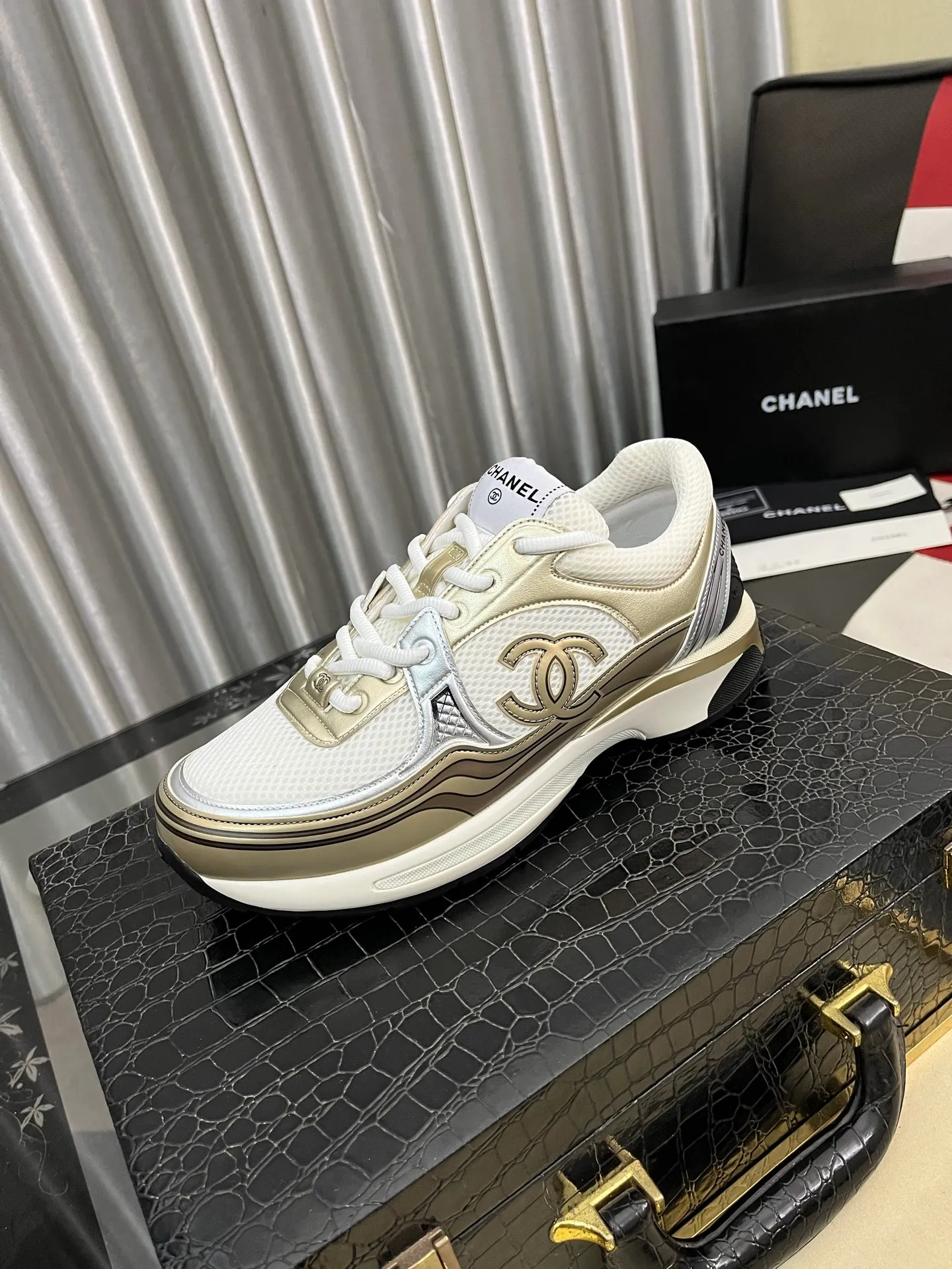 Men's shoes 💰: 620⌚️⌚️Chanel 2025C new diamond sneakers, ultra-light and comfortable casual shoes, black and white cowhide leather, versatile white shoes, you can't go wrong with the style, cow suede➕down cloth contrasting color combination, fresh and full of vitality, logo embossed on the side, very delicate on the foot, original customized material for the upper, original outsole Upper: Cow suede➕Down cloth/black and white full cowhide Lining: Sheepskin Sole: Open-molded TPU outsole Size: 35-44